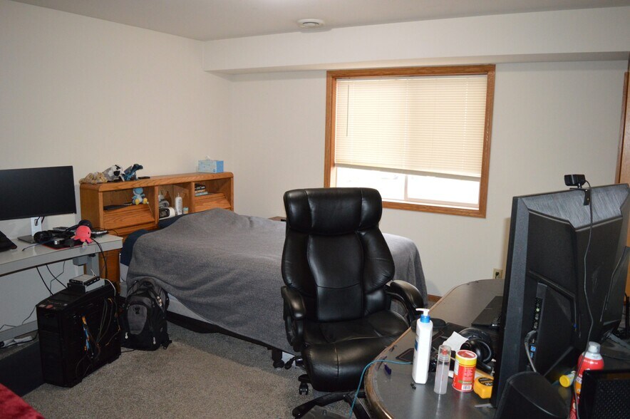 Building Photo - 207 School Rd