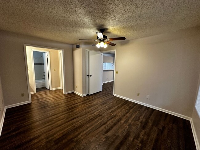 Building Photo - 1 bed/1 bath, 3rd Floor Condo Overlooking ...