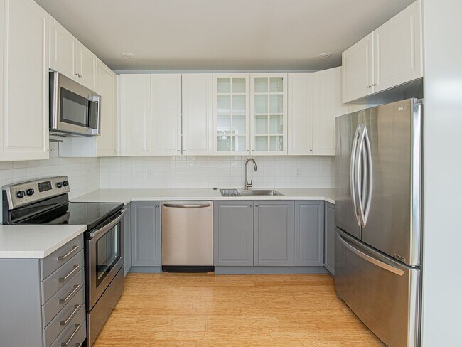 Building Photo - Charming, remodeled 1-bdrm/1-bath vintage duplex in Kerns.  Excellent location, A/C, hardwood floors