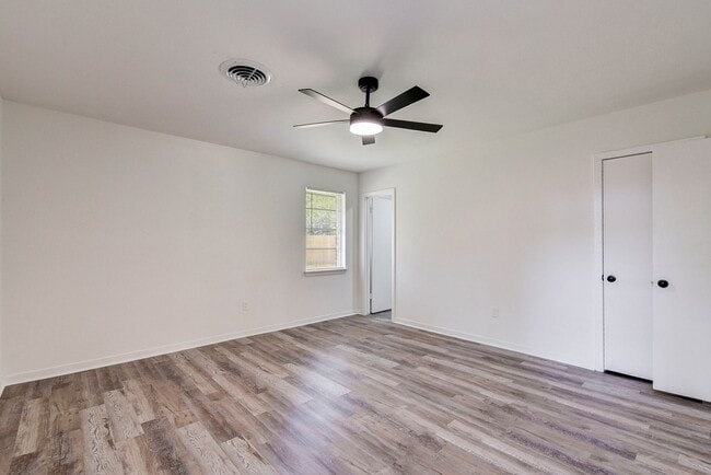 Building Photo - 1703 N Roberson St