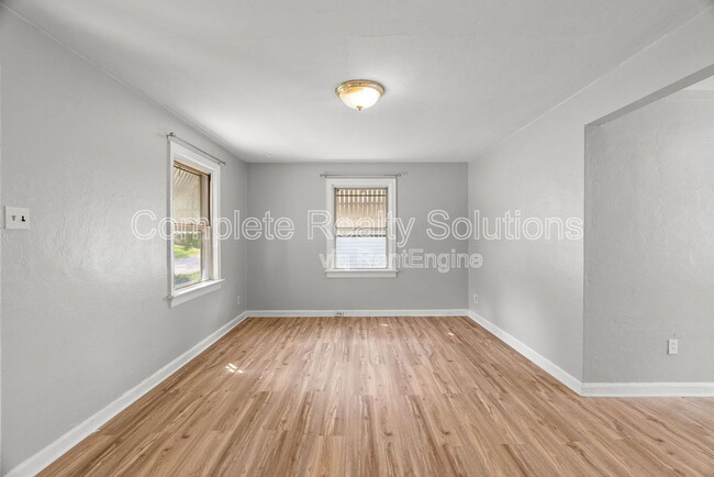 Building Photo - 7129 Greenhaven Dr