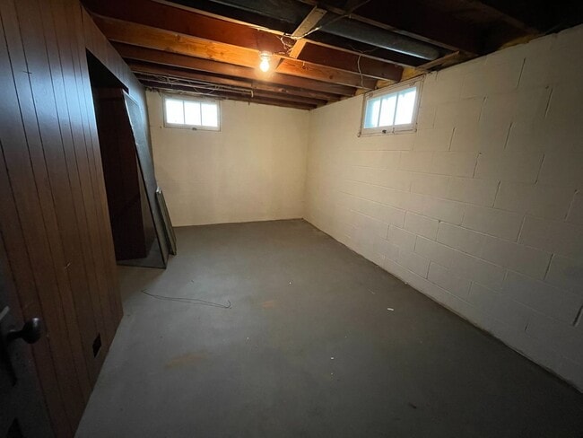 Building Photo - Hartland Single Family Ranch Home, 3 Bed, 1.5 Bath, Attached Garage