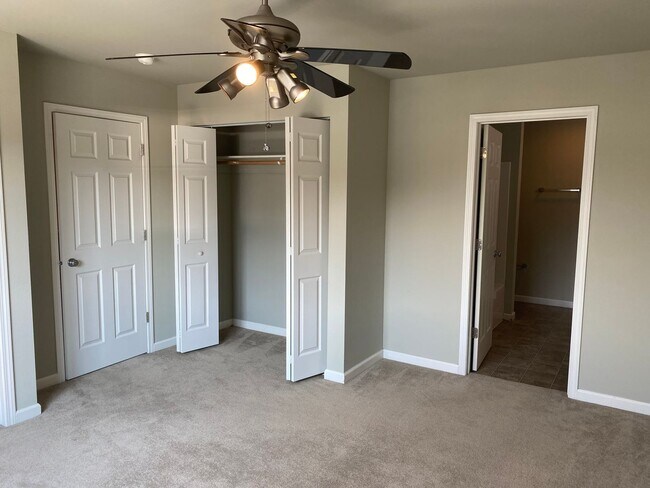 Building Photo - Spacious End Unit Condo