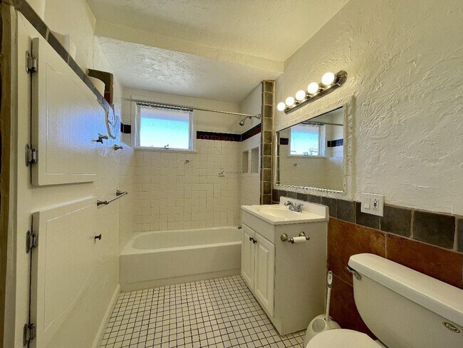 Building Photo - 1506 W Alameda St