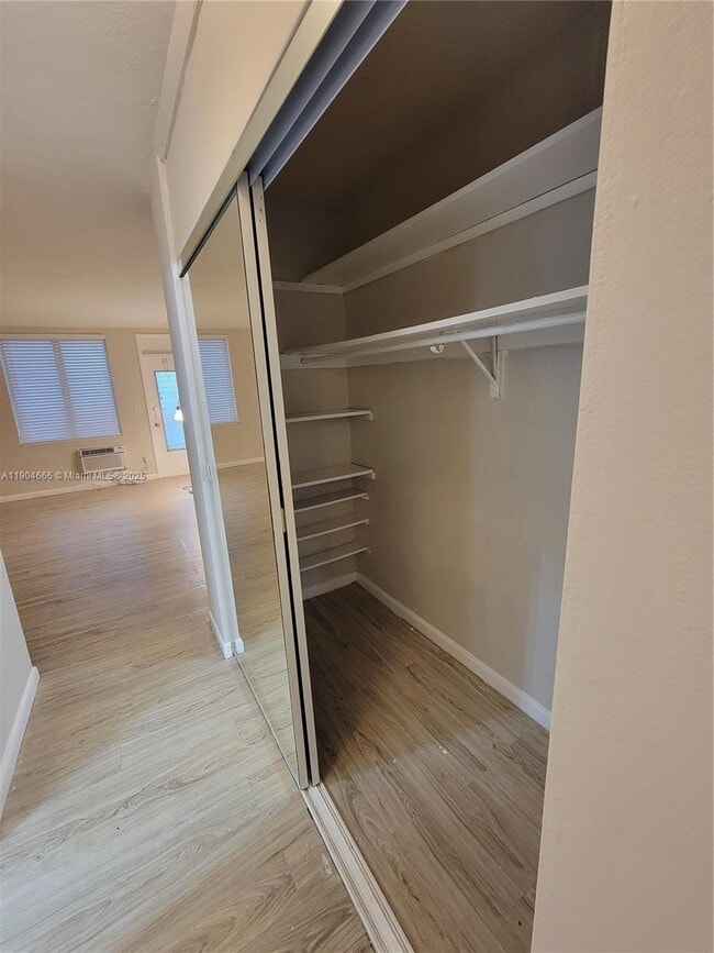 Building Photo - 441 Collins Ave