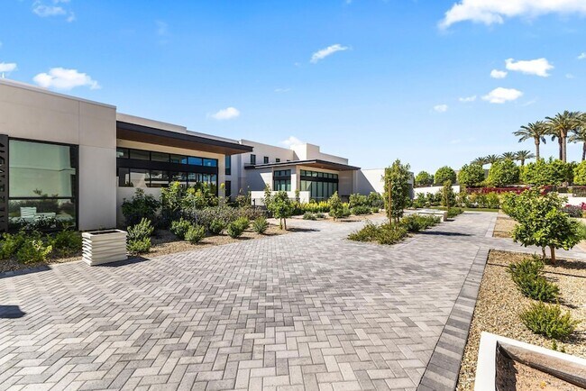 Building Photo - 6587 N Palmeraie Blvd