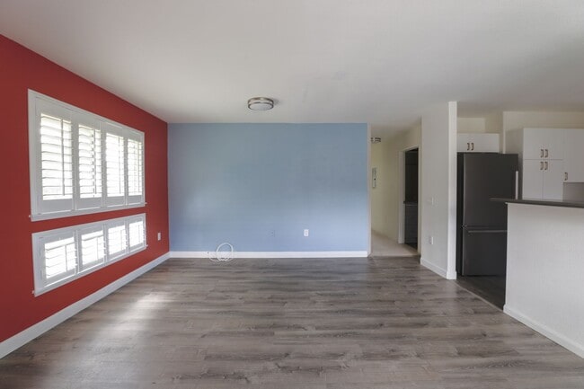 Building Photo - Rarely Available !  Beautiful 3-Bedroom Corner Unit – Pet Friendly & Spacious!