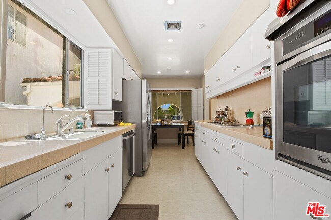 Building Photo - 352 S Wetherly Dr