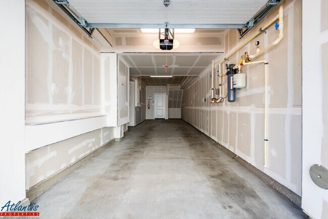 Building Photo - Newly Built Condo | Open Floor Plan | E.V. Outlet