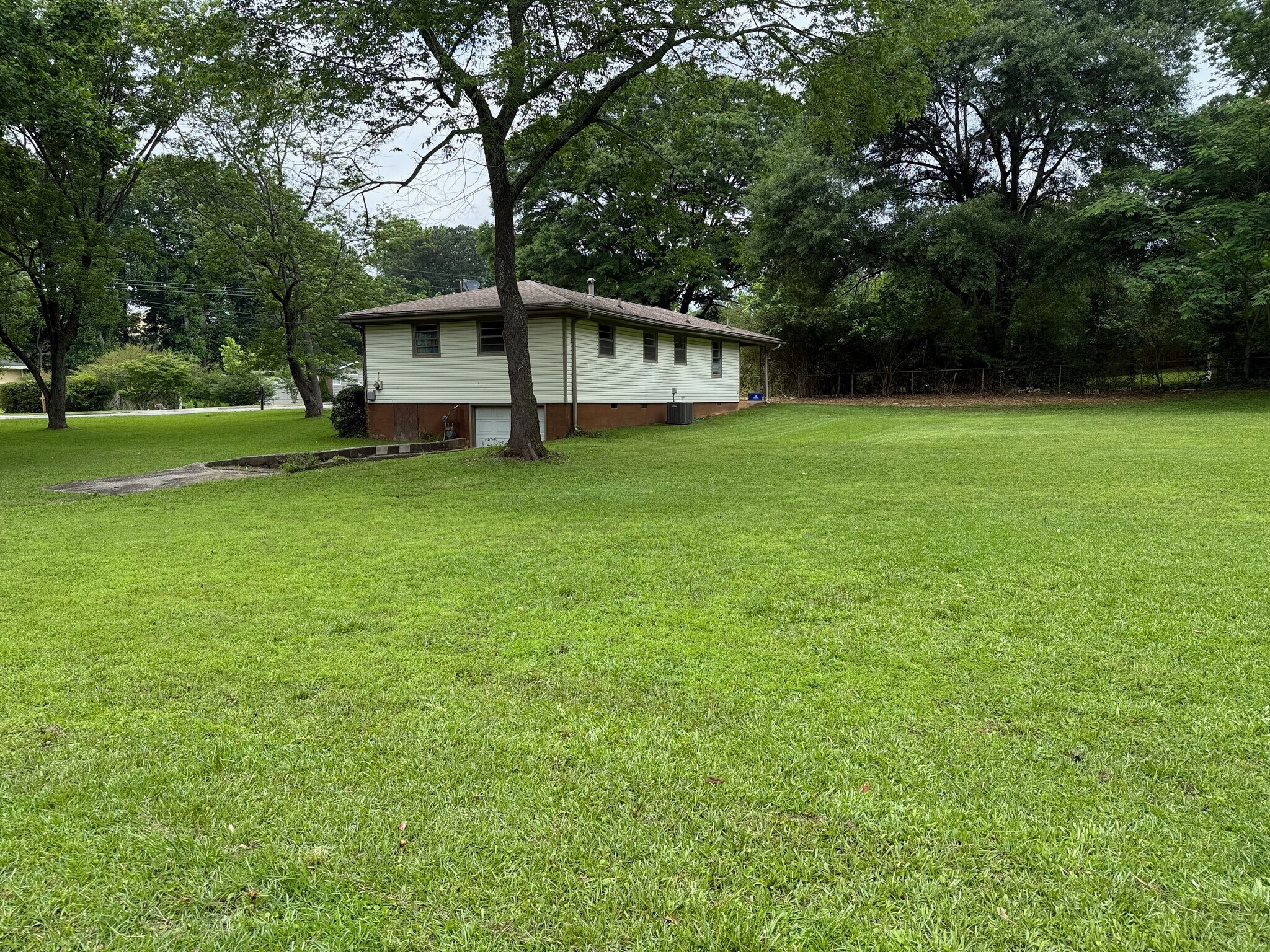 Building Photo - 2413 Sherwood Place