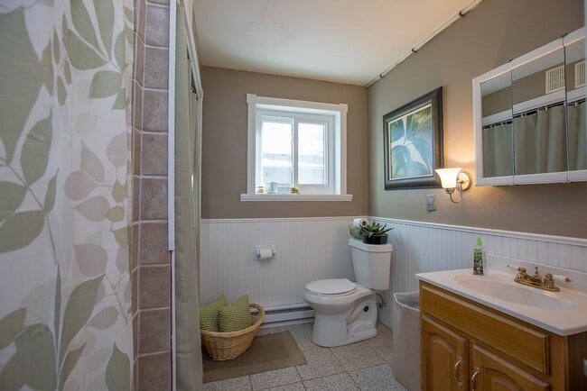 Building Photo - Charming 3-Bedroom Home on a Spacious Corn...