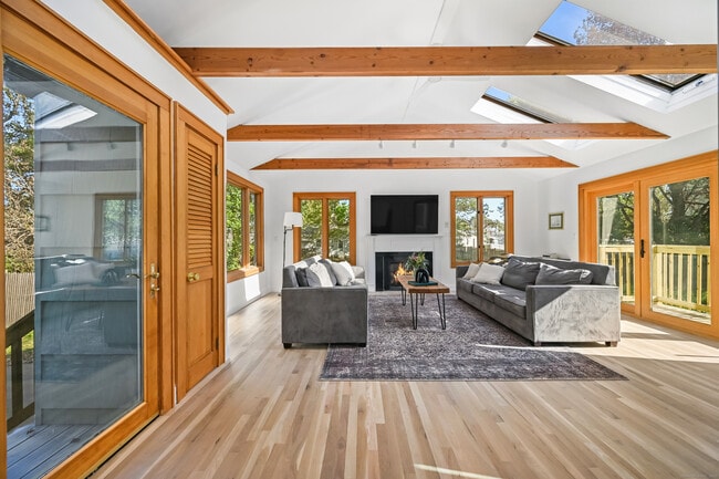 Building Photo - 8 Millard St