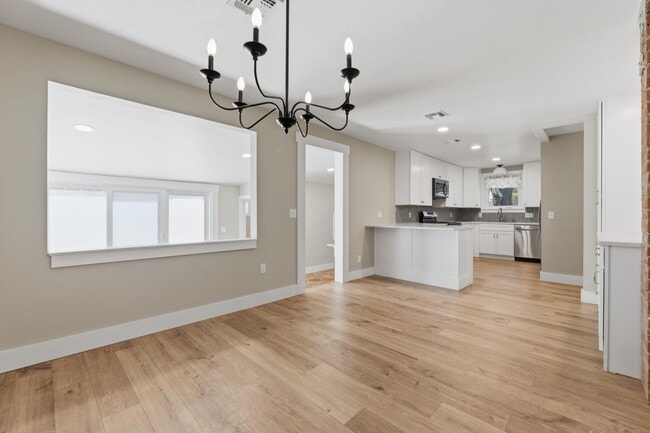 Building Photo - 103 W Centre St