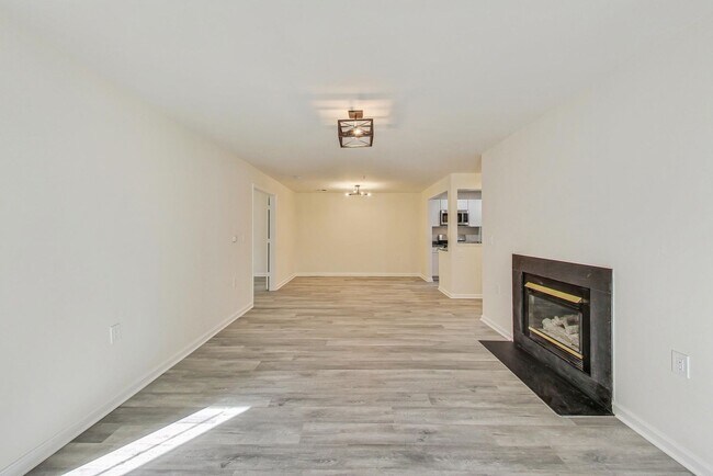 Building Photo - Beautiful - Ground Floor 3/2 condo in Rockville