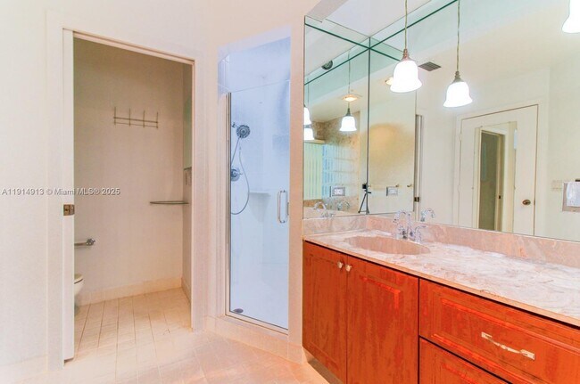 Building Photo - 5289 Fairway Woods Dr