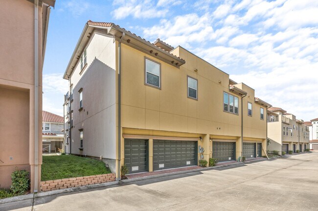 Building Photo - 14 W Oaks Dr