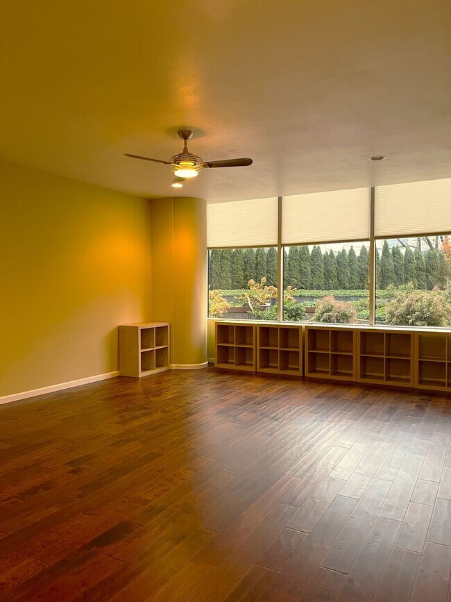 Building Photo - Coveted Portland Plaza Condo located in Do...