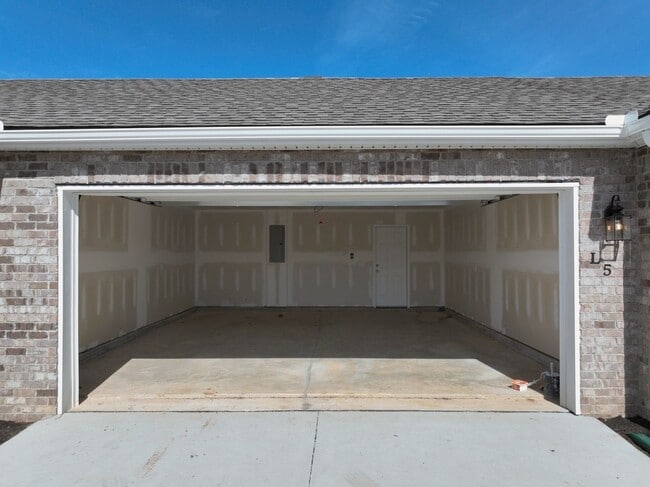 Building Photo - FREE TV!!