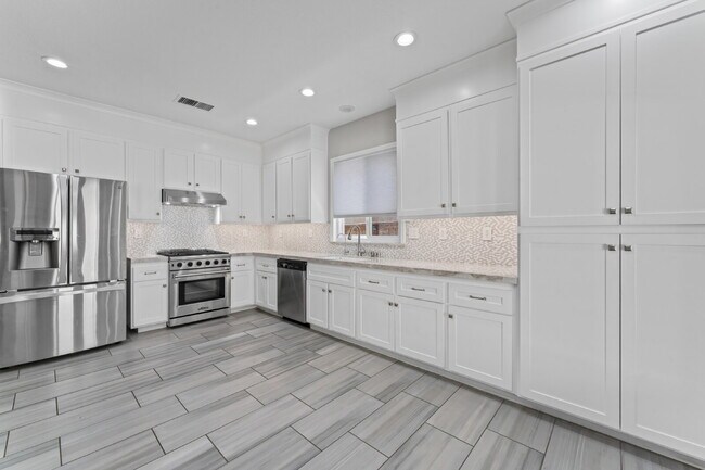 Building Photo - "Spacious 3-Bedroom Retreat with Modern Co...