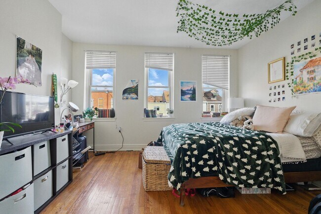 Building Photo - 4 bed, 1.5 bath Southside Flats Apartment!