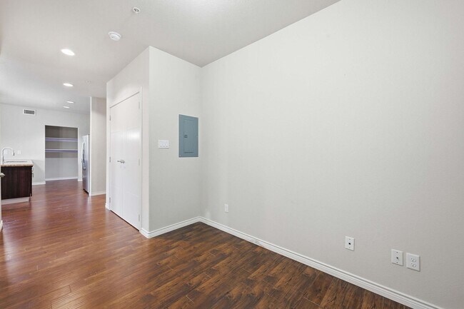 Building Photo - Beautiful Condo in Carrollton!