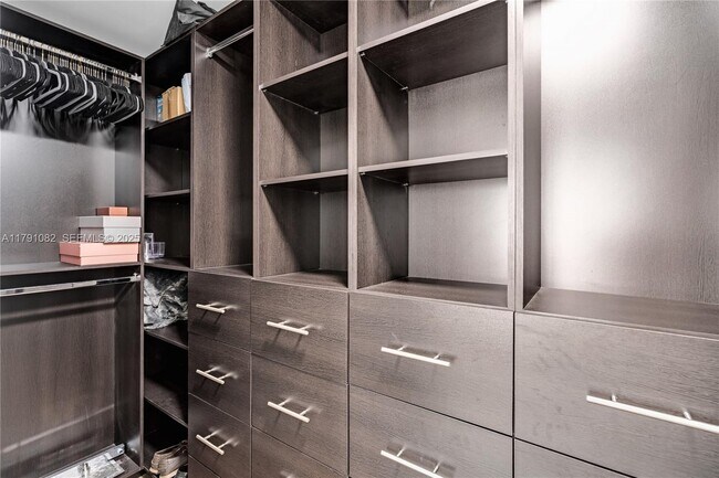 Building Photo - 460 NE 28th St