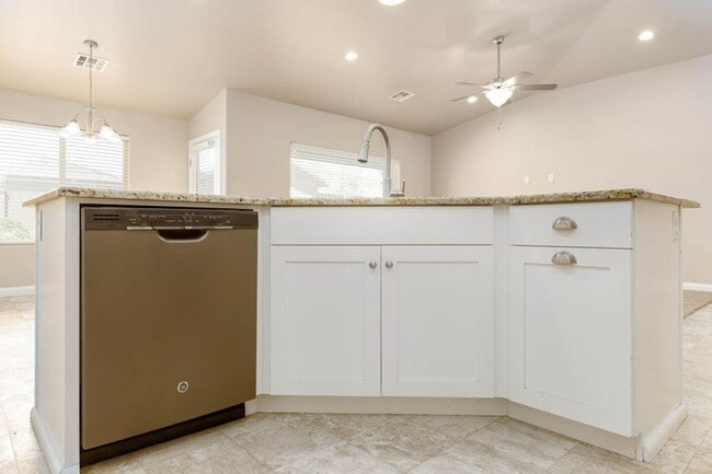 Building Photo - Beautiful 4 Bedroom Home!