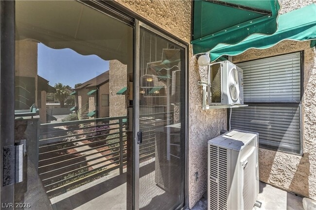 Building Photo - 460 Elm Dr