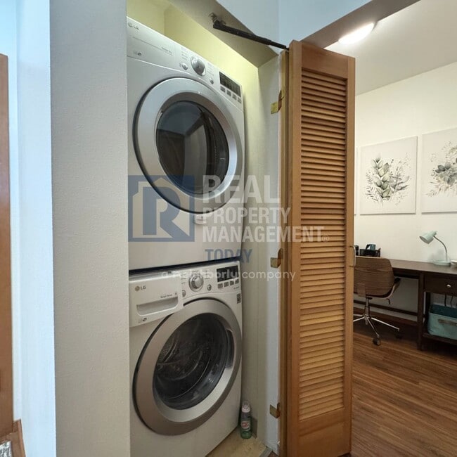 Building Photo - Fully Furnished Pioneer Park Condo!
