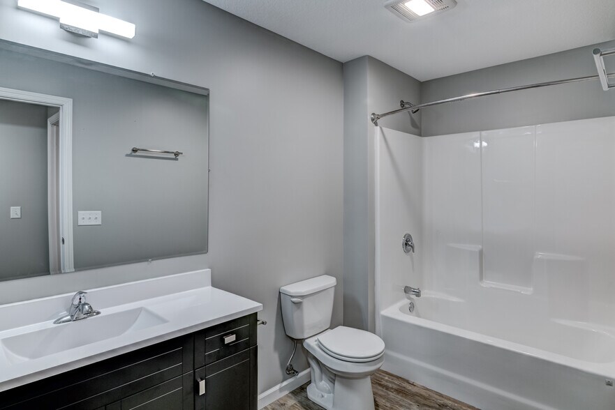 Building Photo - 302 12th Ave W