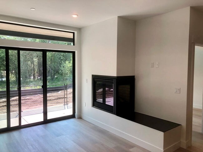 Building Photo - Long Term Rental- River West 914