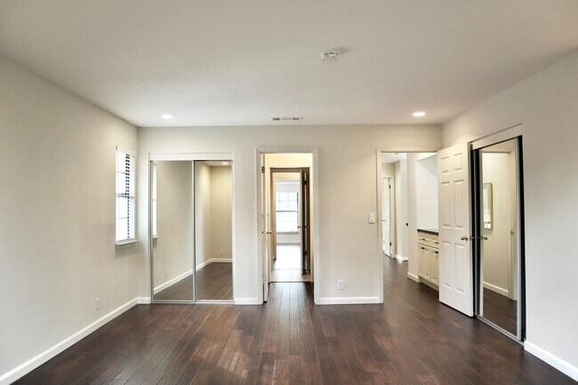 Building Photo - Luxury home with turf baseball/softball ba...