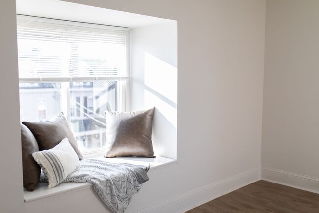 Building Photo - 617 E Chestnut St