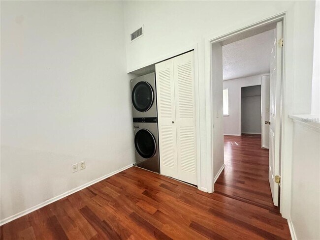 Building Photo - 497 Club Dr