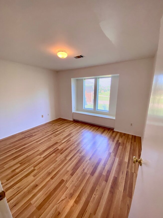 Building Photo - ** NEW GREENACRES PLACE 3/2 HOME **