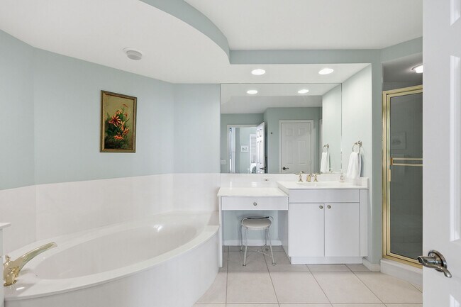 Building Photo - 420 Cove Tower Dr