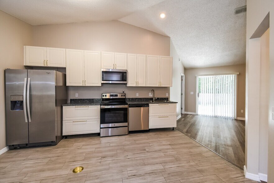 Building Photo - 465 Oldfield Dr