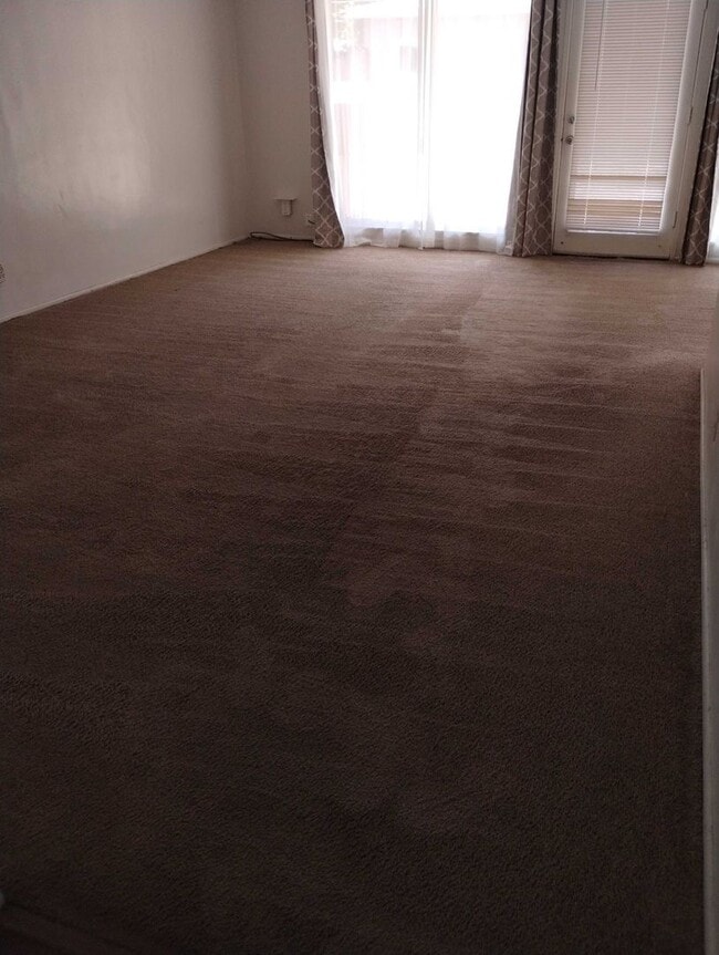 Building Photo - Just reduced. 3 bedroom 1 bath home!