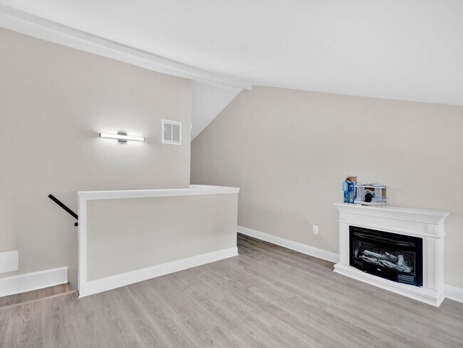 Building Photo - 1214 E Eager St