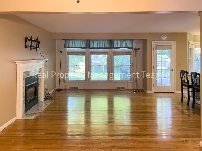 Building Photo - Beautiful Single Family Home