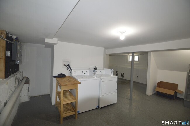 Building Photo - 807 Brewster St
