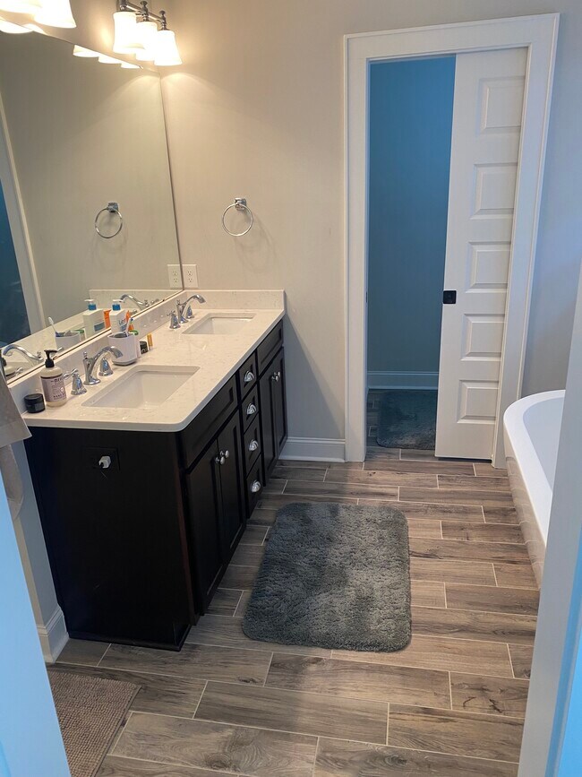 Building Photo - 2556 Vail Ave