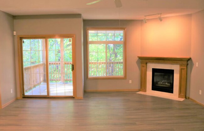 Building Photo - 2463 Patricia Dr
