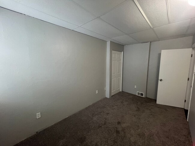 Building Photo - Beautiful 4 Bedroom/ 2 Bath with private c...