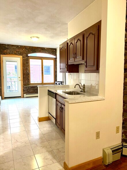 Building Photo - 69 Baldwin St