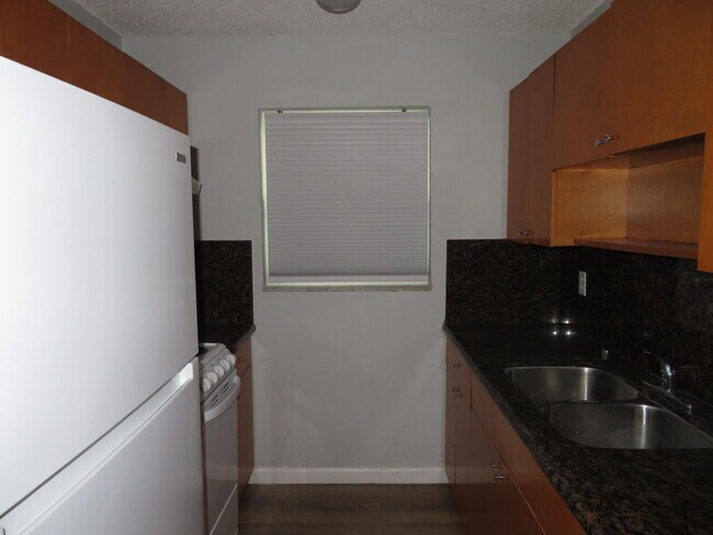 Building Photo - 421 S J St