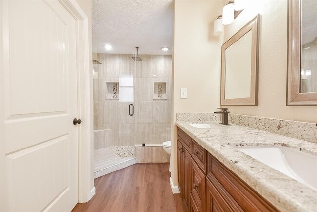 Building Photo - 2910 Colonial Dr