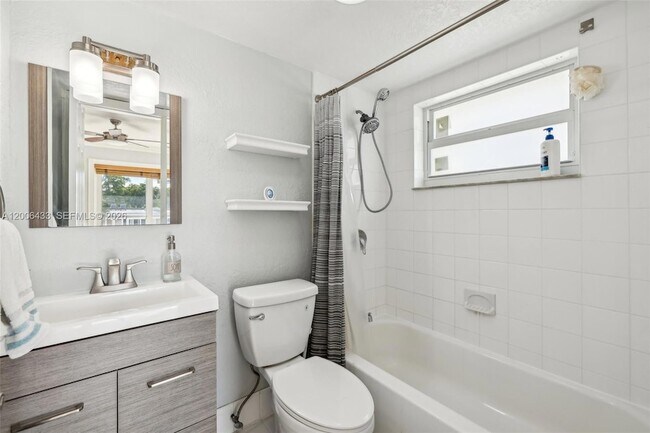 Building Photo - 3862 NE 171 St