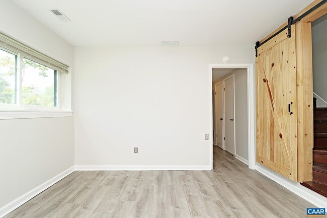 Building Photo - 573 Southampton Ct