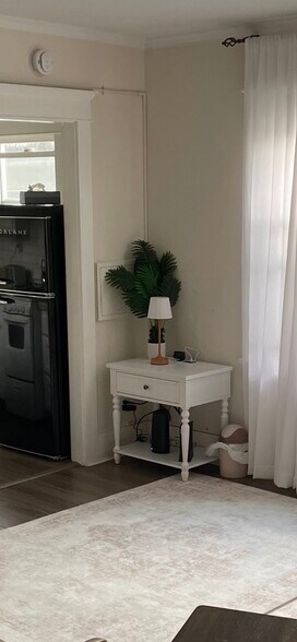 Building Photo - 1109 E 1st St